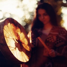 Пары по всему миру нанимают шаманов, чтобы разогнать тучи на время свадьбы