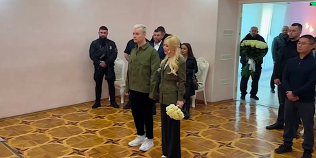 Певец SHAMAN расписался с Екатериной Мизулиной в ЗАГСе Донецка