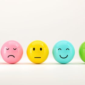 46% россиян говорят, что люди на улице грустные