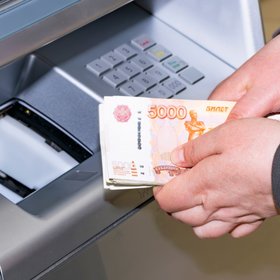 Российские банки предложили ввести период охлаждения на снятие наличных денег в банкоматах и кассах