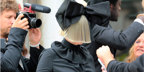 $250 тыс. в месяц — столько требует бывший муж певицы Sia в качестве компенсации после развода