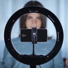 YouTube начал "улучшать" внешность людей на видео с помощью ИИ без разрешения авторов