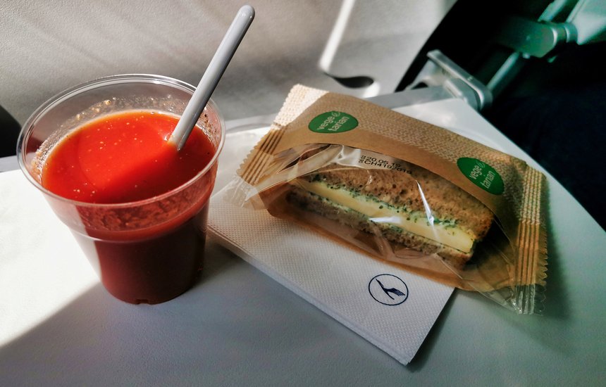 Почему томатный сок вкуснее в самолете