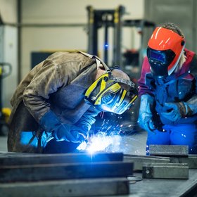 228 тысяч рублей — средняя зарплата сварщиков в России