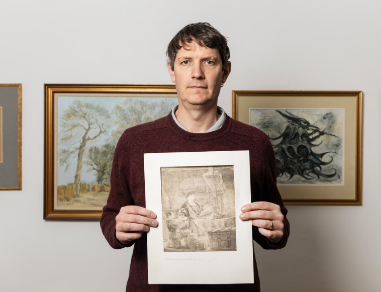 мужчина с гравюрой Рембрандта