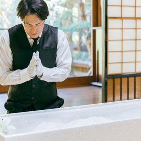 В Японии новый тренд: люди теперь медитируют в гробах