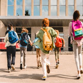 «Ел целый контейнер молотого кофе на обед». В соцсетях делятся историями о тех самых «странных одноклассниках»