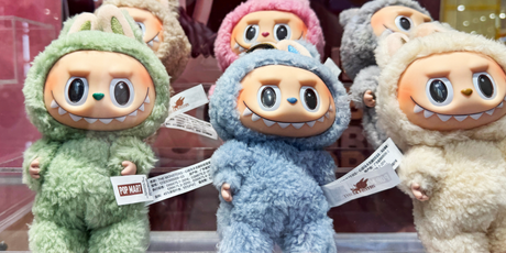 Более $5000 — во столько оценивается игрушка Labubu, выставленная на аукционе Sotheby’s