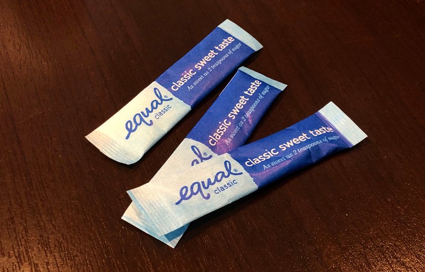 Пакетики с сахарозаменителем на основе аспартама