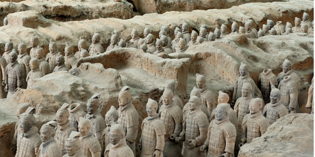 В Китае турист разбил статуи «Терракотовой армии»