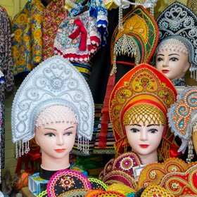 В Калининграде создали кокошник из 1145 элементов янтаря