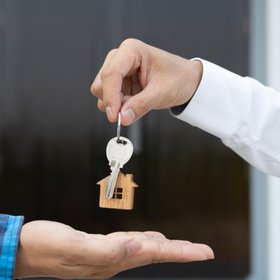 155 — столько зарплат размером в 100 тысяч рублей нужно отложить, чтобы купить однокомнатную квартиру в Москве