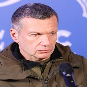 «Человечество завели мужчины, которых воспитали женщины. Потому что каждого мужчину родила мать», —Соловьев на дебатах c Боней