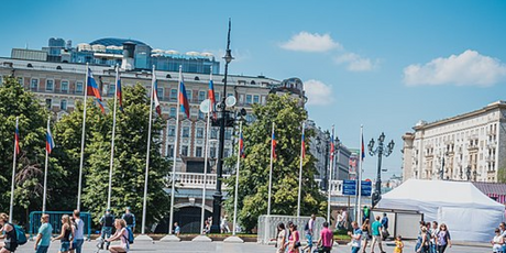 Среднестатистический работающий человек в России — это женщина из сферы торговли с зарплатой 84 тыс. руб. в месяц