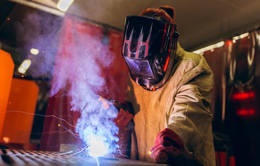 Елизавета Антипова. «Смотрите, девочка лучше вас варит»: студентка колледжа — о работе сварщицей на заводе