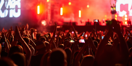 20% — на столько подорожали билеты на концерты в России за год