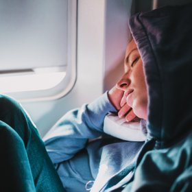 7 советов, которые помогут заснуть в самолете