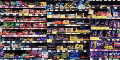 «Всю вредную для здоровья еду точно так же надо спрятать, как табачную и алкогольную продукцию, а еще лучше совсем запретить», — президент Российской ассоциации общественного здоровья Андрей Демин