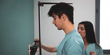 Мужчины массово делают операции по увеличению роста — им распиливают кости и вставляют в них металлические стержни