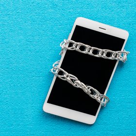 «Мы реализуем самые нелепые варианты для антиутопий»: Госдума приняла поправки в КоАП, которые вводят штрафы за поиск экстремистского контента, рекламу VPN и передачу сим-карт