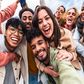 Ученые открыли секрет счастья: любое дело приносит больше радости, если заниматься им с друзьями