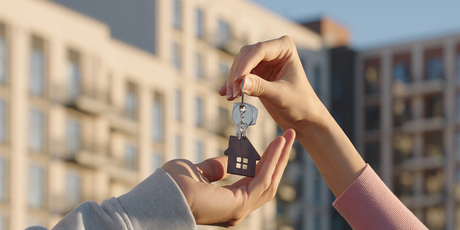 Приставы передали ключи от квартиры Долиной представителю Полины Лурье