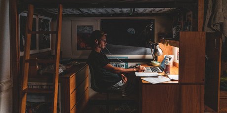 Работать сидя вредно -- тогда лучше лёжа? Сколько нужно двигаться, чтобы не болеть?