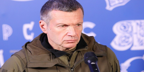 «Человечество завели мужчины, которых воспитали женщины. Потому что каждого мужчину родила мать», —Соловьев на дебатах c Боней