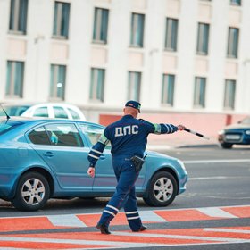 «Рекомендую сесть в автобус, форум экономический — вы сэкономите»: в соцсетях вирусятся полицейские-регулировщики с ПМЭФ