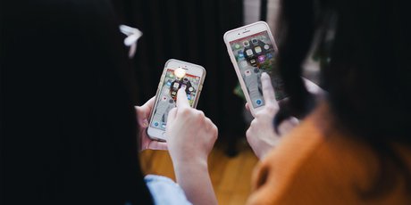 Думскроллинг: почему мы не можем оторваться от негативных новостей и как с этим справиться