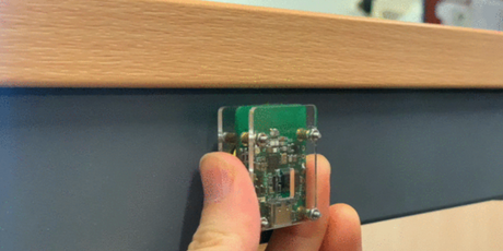 Британский инженер создал устройство для офисных прокрастинаторов — оно сворачивает окна на компьютере при приближении начальника