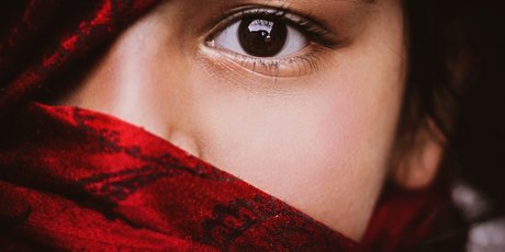 «Я жила как запуганный зверек и постоянно ждала новых ударов»: история девочки, которую выдали замуж в 9 лет