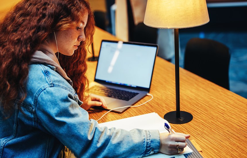 образование, заметки, женщина, студент, молодой, университет, книга, обучение, подросток, ноутбук, высокий, библиотека, поздно, школа, письмо, работа, блокнот, подросток, создание, изучение, кампус, ночь, лампа, девушка, люди, экзамен, подготовка, свет, стол, сидя;