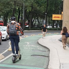 63% россиян считают, что нужно запретить электросамокатчикам и велосипедистам ездить по тротуарам