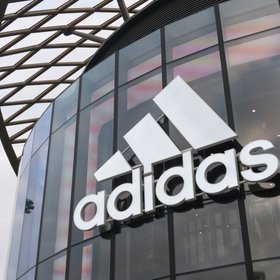 В России запретили продавать товары бренда Adidas