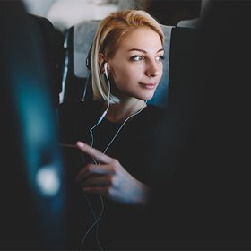 Подкасты или музыка — что полезнее для мозга? Отвечают ученые