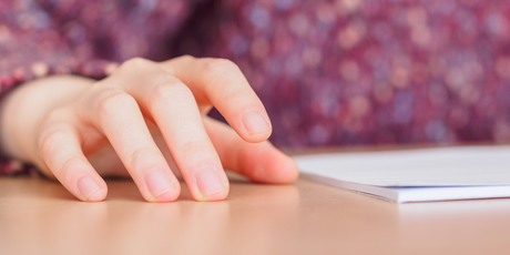 Как лучше слышать собеседников сквозь шум? Совет от ученых: постукивайте пальцем по столу