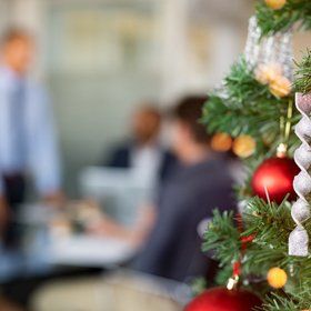 Почти половина российских компаний не будет устраивать новогодние корпоративы из-за нехватки денег