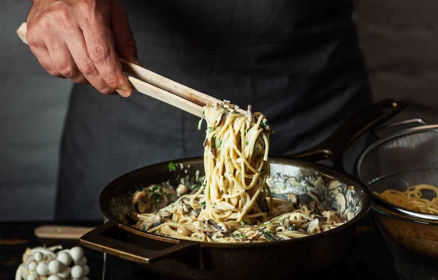 лес, обед, руки, спагетти, яйцо, сливки, гурман, рецепт, соус, овощной, сыр, деревенский, белый, кулинарная книга, паста, отель, карбонара, приготовление, кухня, крупный план, процесс, зеленый, ингредиент, гурман, домашний, повар, лапша, ресторан, шеф-повар, кухня, гастрономия, сливки, итальянская, еда, вкусный, ужин, еда, еда, грибы, европейская кухня, традиционный, шампиньон, блюдо, фон, обслуживание, вкусный, пармезан;