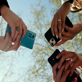 В японском городе Тойоке жителям запретили пользоваться смартфонами более двух часов в день