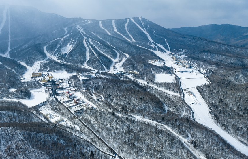 снежная гора, лес, горы, аэрофотосъемка, природа, снежный пейзаж, снег и лед, Ябули, зима, пейзаж, спорт на открытом воздухе, Хэйлунцзян, высокогорный, курорт, горнолыжный комплекс, пейзаж, снежный;