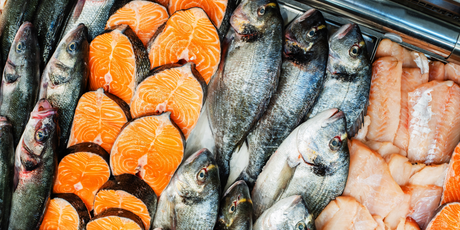 В Госдуме предложили по четвергам продавать рыбу со скидкой 50%