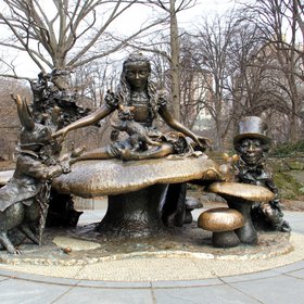 Безработный житель Нью-Йорка обувает городские скульптуры в забавные тапочки, которые сам изготавливает для каждой статуи