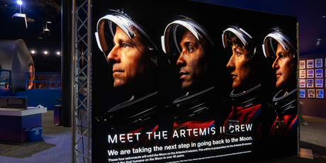 NASA впервые за 53 года отправило астронавтов к Луне