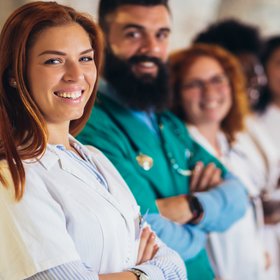 В Госдуме предложили выплачивать 13-ю зарплату медикам и педагогам