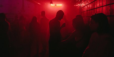 Почему дружба, возможно, больше всего виновата в распространении коронавируса