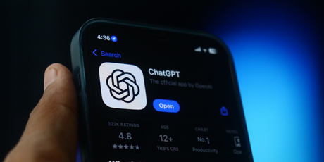 Люди реже используют ChatGPT для решения рабочих задач