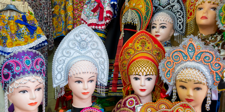 В Калининграде создали кокошник из 1145 элементов янтаря