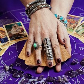 52% владельцев бизнеса считают полезным, когда кандидат указывает в резюме знак зодиака