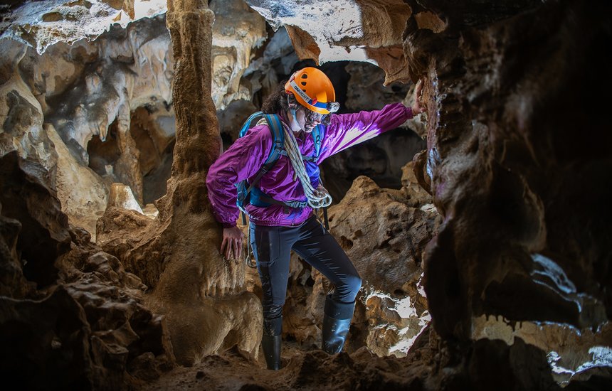 Спелеотуризм, тень, внутри, исследование, красивая, гора, темнота, вход, женщина, экстрим, искатель приключений, пещера, исследование, естественный, старый, ночь, сталагмит, поход, древний, приключение, тайна, свет, под землей, фон, человек, сталактит, исследователь, спелеология, женщина, туризм, геология, праздник, скала, геологический, темный, спелеолог, исследовать, природа, один, факел, люди, образ жизни, камень, на открытом воздухе, исследование, пещера, спелеология, земля, путешествие, стена, пейзаж;